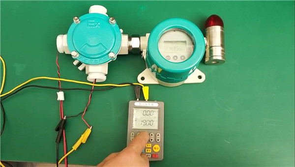 雷达罐旁显示仪